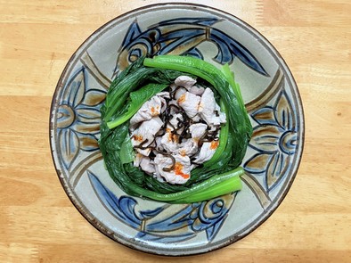 豚ロース肉と小松菜の塩こぶサラダの写真