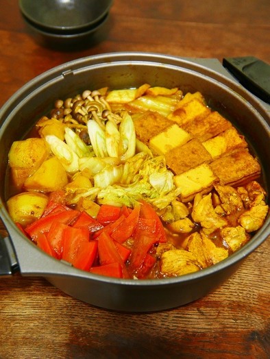 お肉に野菜にきのこたっぷり！和風カレー鍋の写真