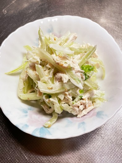 白菜の芯と鶏のささみのサラダの写真