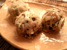 ゆかりと塩昆布のふっくらしゅうまい