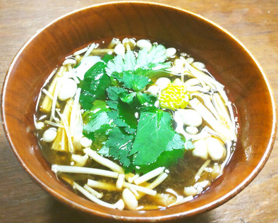 最速スープ　もずくとえのき茸のお味噌汁の写真