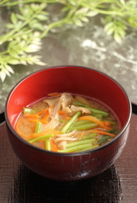 簡単！舞茸と空心菜のお味噌汁　生姜風味