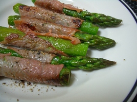 アスパラの生ハム巻き焼き。