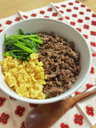 【一品料理】牛ひき肉の甘辛三色丼の写真
