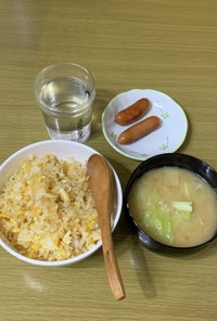目玉焼き炒飯・ソーセージ・キャベツ味噌汁