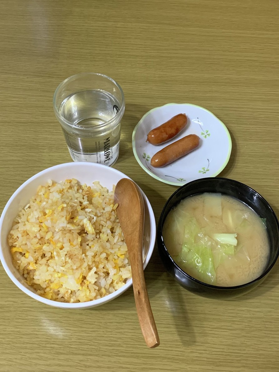 目玉焼き炒飯・ソーセージ・キャベツ味噌汁の画像