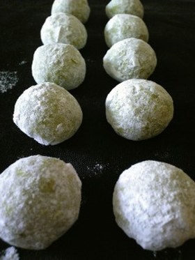 抹茶のスノーボールクッキー