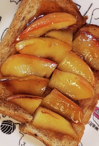 りんごの甘煮をトーストに