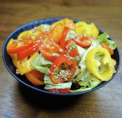 フルーツパプリカとレタスのサラダの写真