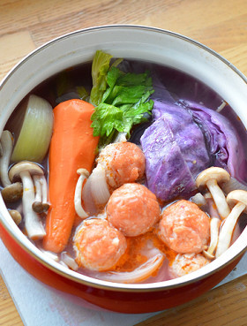 ハリッサ入り肉団子と紫キャベツと根菜の鍋の画像