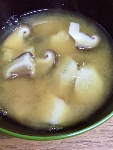 今朝の味噌汁/里芋とシイタケの写真