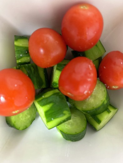 簡単きゅうりとトマトのサラダの写真