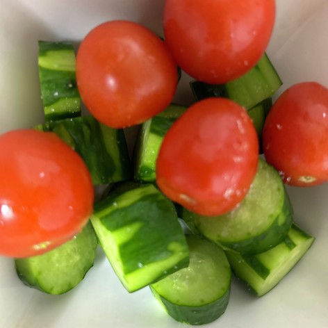 簡単きゅうりとトマトのサラダ