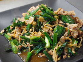 玉ねぎの葉と豚小間肉のにんにく醤油炒め