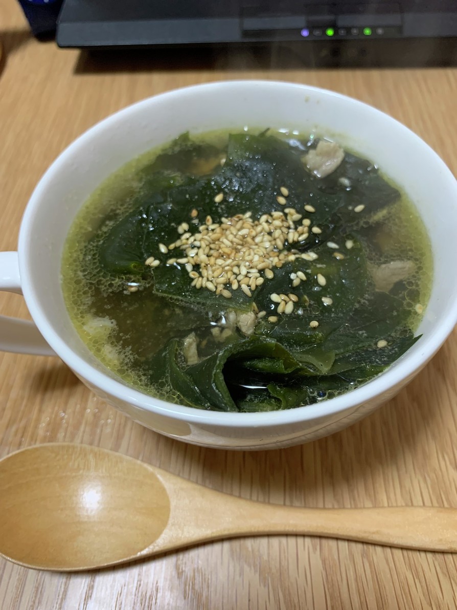 透明な韓国わかめスープの画像