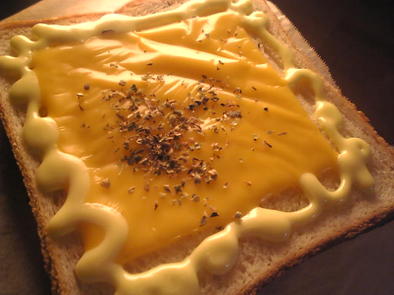 チーズマヨネーズハーブトーストの写真