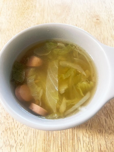 レタスと玉ねぎのウインナースープの写真