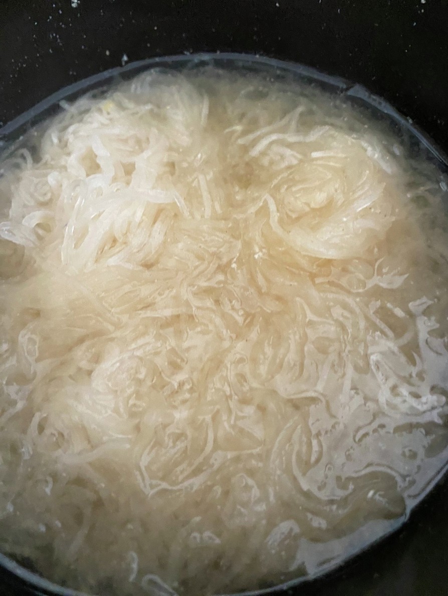 一人暮らしの刺身のツマ味噌汁の画像