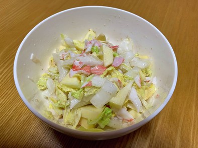 白菜とカニカマとりんごの胡麻マヨサラダ☆の写真