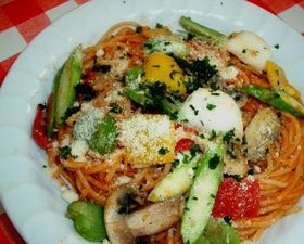 春野菜乗せ トマトソースのパスタ