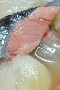 鍋の季節の鮭とじゃがいもの石狩鍋