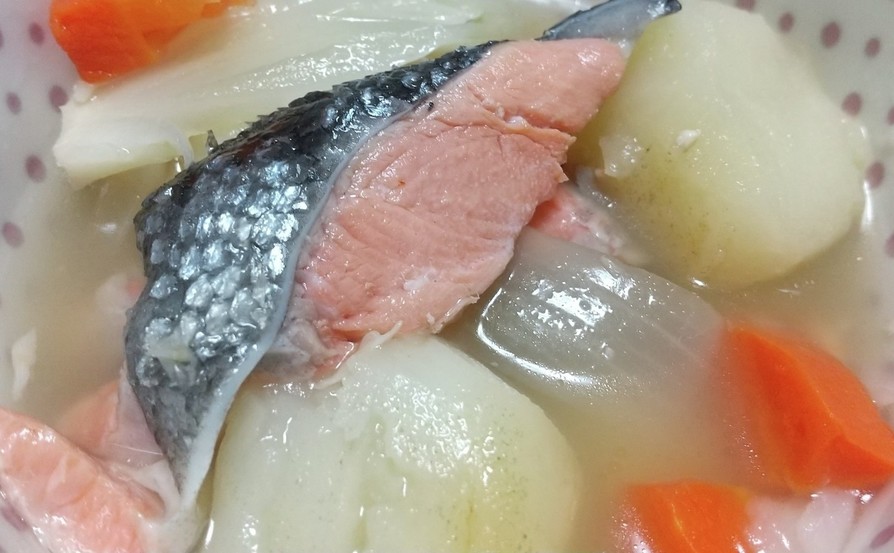 鍋の季節の鮭とじゃがいもの石狩鍋の画像