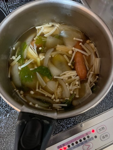 コンソメスープ　野菜スープ　セロリ葉っぱの写真