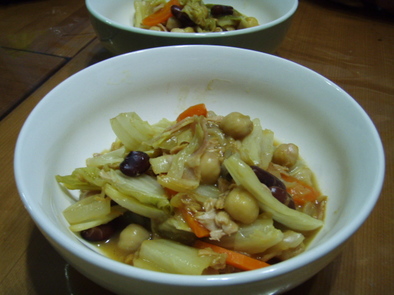 お豆が入った野菜のカレーソテーの写真