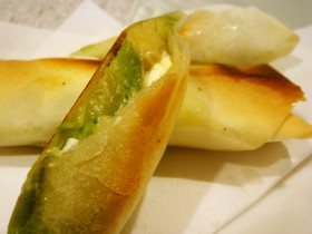 アボカドとクリームチーズの焼き春巻き