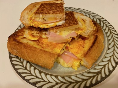 冷凍食パンでくり抜きハム卵チーズトーストの写真
