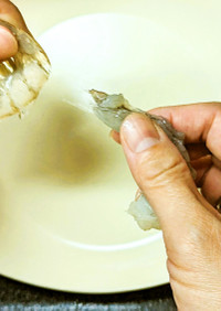 エビの殻を簡単に剥く方法