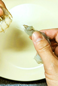 エビの殻を簡単に剥く方法