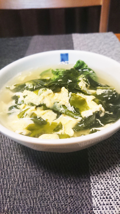 青梗菜とわかめの卵スープの写真