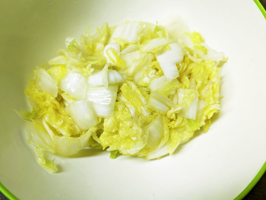手を汚さずに白菜の水切りを簡単にする方法の画像
