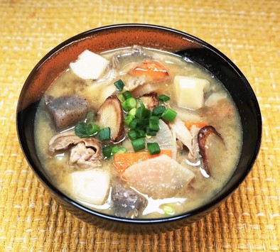 豚汁（炒めゴボウ・里芋・舞茸・豚肉）の写真