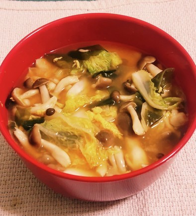 “白菜しめじわかめ海鮮チゲスープ鍋風”の写真