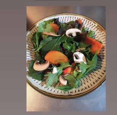 柿の柚子ドレッシングサラダの写真