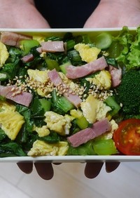 レンジ簡単★小松菜とベーコンと卵の丼弁当
