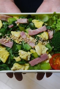 レンジ簡単★小松菜とベーコンと卵の丼弁当