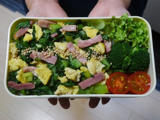レンジ簡単★小松菜とベーコンと卵の丼弁当の画像