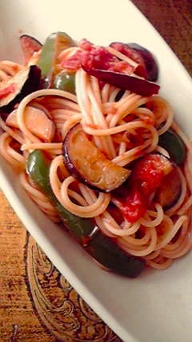 なすとピーマンのトマトソーススパゲッティの写真