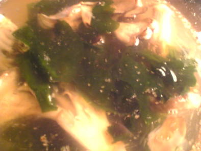 舞茸とわかめの胡麻スープの写真