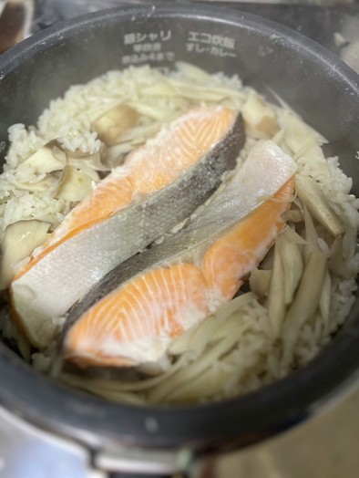 鮭とごぼうと舞茸の炊き込みご飯の写真