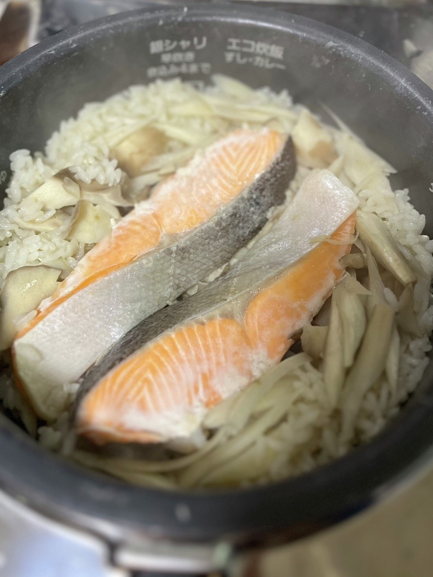 鮭とごぼうと舞茸の炊き込みご飯の画像