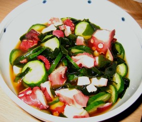 寿司酢とめんつゆで蛸ときゅうりの酢の物