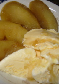 リンゴのキャラメル煮・バニラアイス添え