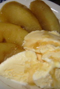 リンゴのキャラメル煮・バニラアイス添え