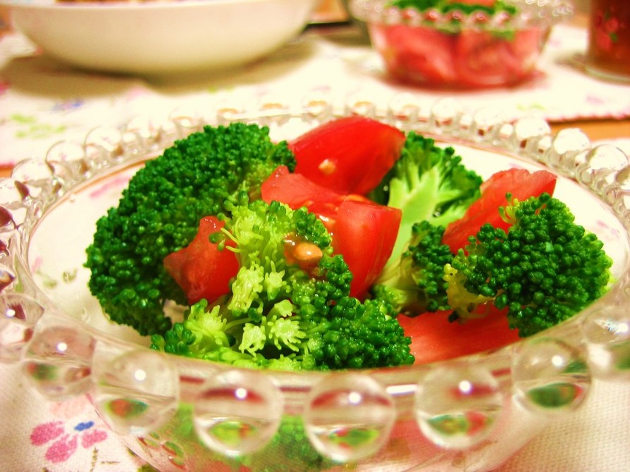 トマトとブロッコリーのサラダの画像