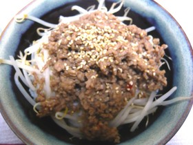 包丁なしで~簡単!ピリ辛ひき肉もやし丼★