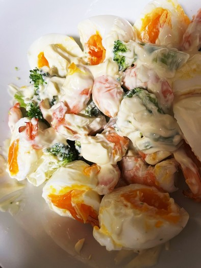 海老とゆで卵とブロッコリーのサラダの写真